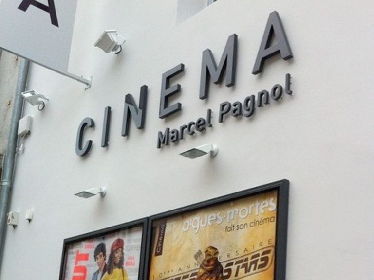 Enseigne en lettres reliefs découpées pour le Cinéma Marcel Pagnol, réalisation par Signarama montpellier