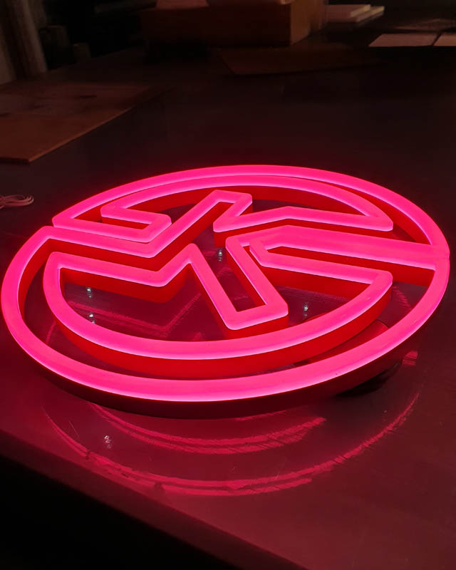 Logo lumineux pour enseigne en néon led de couleur rose pour un spa à Montpellier. Une réalisation de Signarama Montpellier