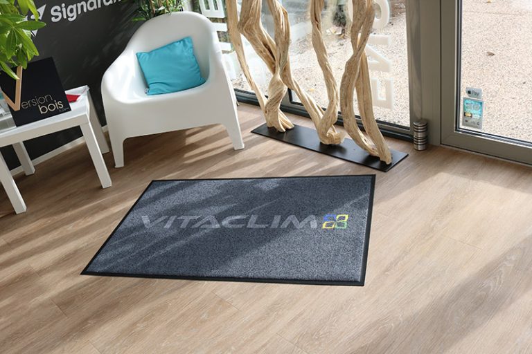 Logo sur un tapis imprimé gris et noir fait par signarama montpellier