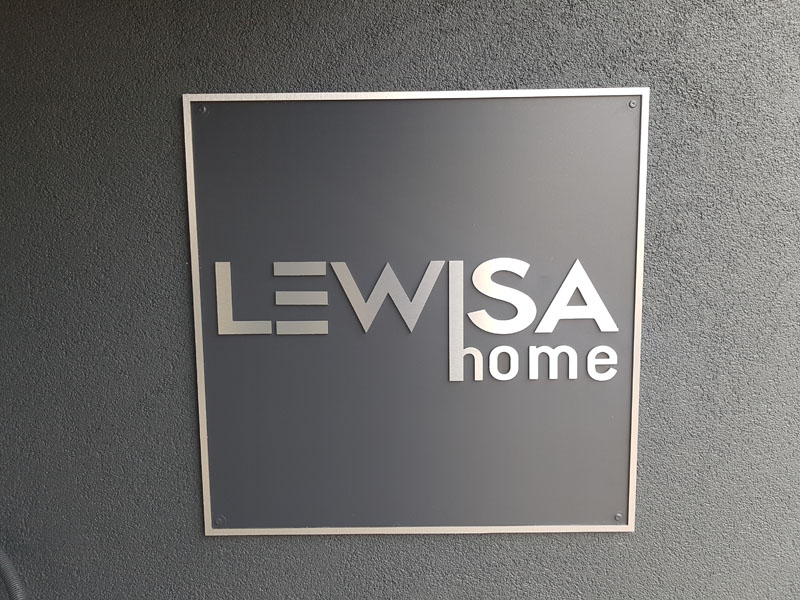 Logo relief à Castelnau-le-Lez pour le cabinet LEWISA Home - Réalisation Signarama Montpellier