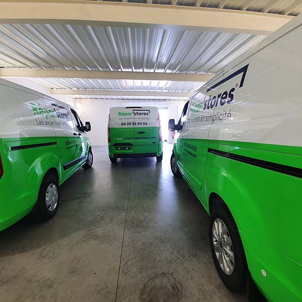 flotte de vehicule pour l'entreprise repar stores a montpellier trois utilitaires avec un covering