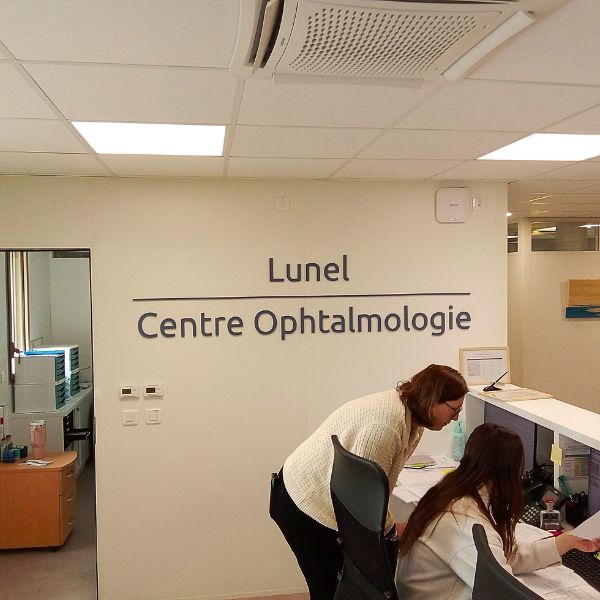 accueil centre ophtalmologique de lunel lettrage relief bleu sur fond blanc