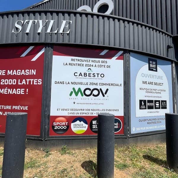 photo d'une vitre du magasin sport 2000 de lattes vitrophanie demenagement