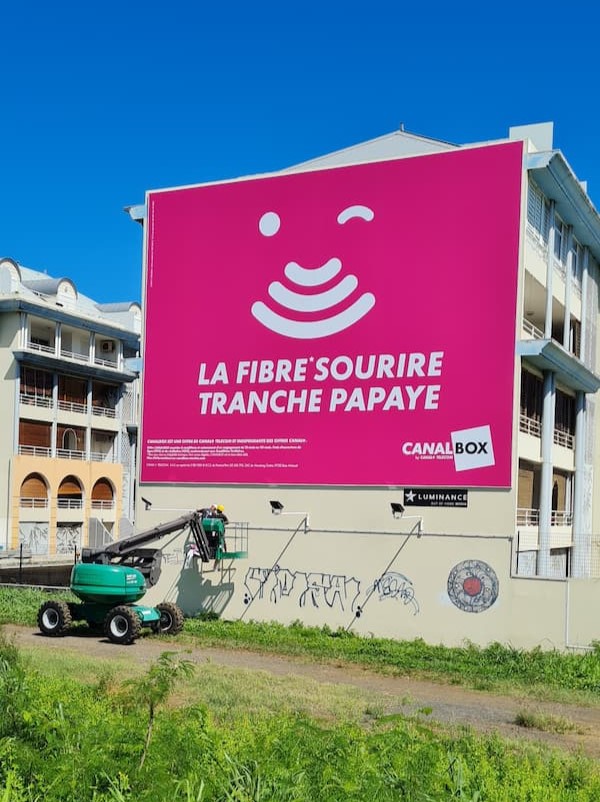 signaletique-exterieure-montpellier-toile-tendue-grande-taille-publicitaire-signarama-vendargues