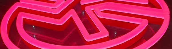 Logo lumineux pour enseigne en néon led de couleur rose pour un spa à Montpellier. Une réalisation de Signarama Montpellier